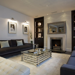 Inspiration för stora moderna vardagsrum, med en standard öppen spis, grå väggar, mörkt trägolv, en spiselkrans i trä och brunt golv