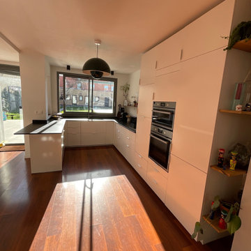 Cuisine moderne blanche et granite noir