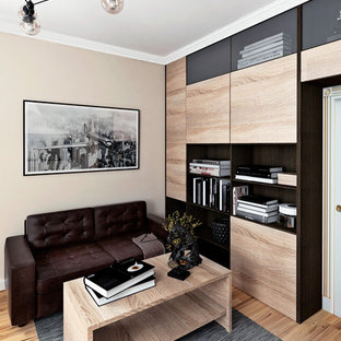 Foto de sala de manualidades contemporánea, de tamaño medio, con paredes beige, escritorio independiente y suelo amarillo