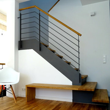 Moderne Treppe aus Stahl & Holz mit integrierter Bank