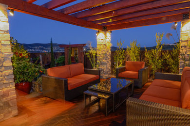 Example of a trendy deck design in San Diego