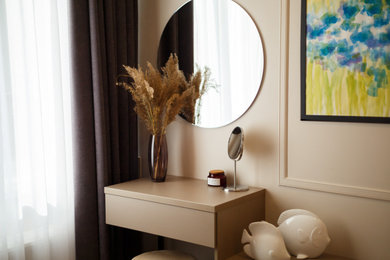 На фото: гостевая спальня среднего размера, (комната для гостей) в стиле фьюжн с полом из ламината и обоями на стенах