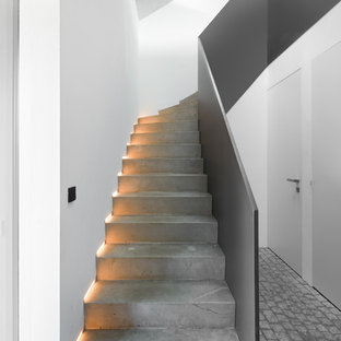Photo of a medium sized modern concrete l-shaped staircase in Hamburg with concrete risers.