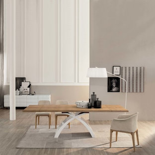 ワシントンD.C.の巨大なコンテンポラリースタイルのLDKの画像 (グレーの壁、淡色無垢フローリング、グレーの床)