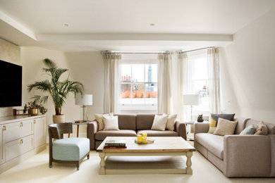Diseño de salón minimalista con paredes beige, moqueta, televisor colgado en la pared y suelo beige