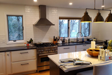 Elegant kitchen photo in New York