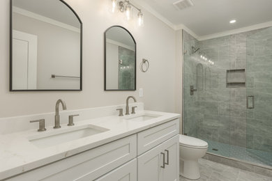 Mid-sized minimalist bathroom photo