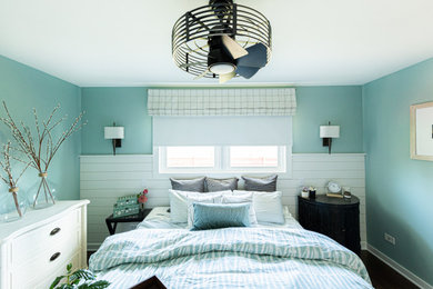 シカゴにある小さなコンテンポラリースタイルのおしゃれな主寝室 (青い壁、濃色無垢フローリング、暖炉なし、茶色い床、塗装板張りの壁) のレイアウト