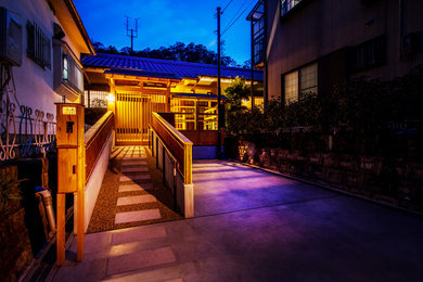 大阪にあるアジアンスタイルのおしゃれな家の外観 (漆喰サイディング) の写真