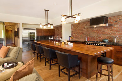 Example of a classic kitchen design in Austin