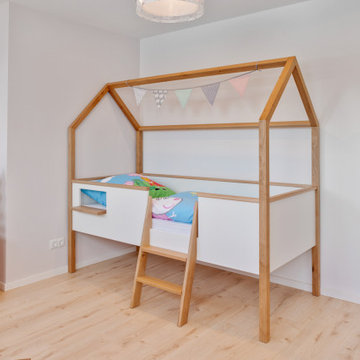 Kinderzimmer mit Hausbett