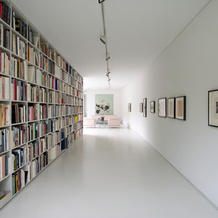 Esempio di un ingresso o corridoio moderno con pareti bianche e pavimento bianco