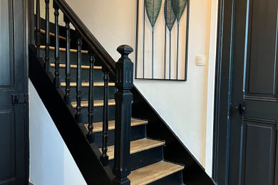 Idée de décoration pour un escalier peint design de taille moyenne avec des marches en bois et un garde-corps en bois.