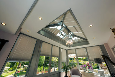 Design ideas for a mid-sized traditional sunroom in Wiltshire.