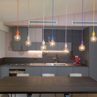 バーリの広いコンテンポラリースタイルのLDKの画像 (ピンクの壁、淡色無垢フローリング)