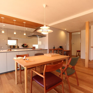 大阪のモダンスタイルのLDKの画像 (白い壁、無垢フローリング、茶色い床)