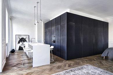 Источник вдохновения для домашнего уюта: кухня в современном стиле с черными фасадами и столешницей из акрилового камня