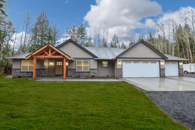Arts and crafts home design photo in Portland