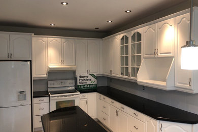 Trendy kitchen photo in Toronto