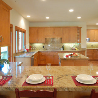 Esempio di una grande cucina design con lavello sottopiano, ante in stile shaker, ante in legno scuro, top in pietra calcarea, paraspruzzi beige, paraspruzzi in lastra di pietra, elettrodomestici bianchi, pavimento in legno massello medio e 2 o più isole