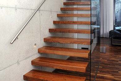 Gerade, Mittelgroße Moderne Treppe mit offenen Setzstufen in Dresden