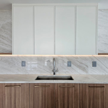 Woodline Flatpanel with Slim-shaker Off-white Kitchen