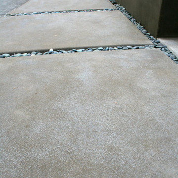 AFTER: Sparkling concrete with Mexican black pebbles