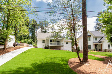 Modelo de fachada de casa blanca y gris minimalista de tamaño medio de dos plantas con revestimiento de hormigón, tejado a dos aguas, tejado de teja de madera y panel y listón