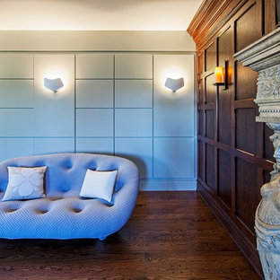 トロントの巨大なエクレクティックスタイルのおしゃれな多目的ジム (緑の壁、無垢フローリング、茶色い床) の写真