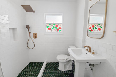 シアトルにあるお手頃価格の小さなコンテンポラリースタイルのおしゃれなバスルーム (浴槽なし) (オープン型シャワー、白いタイル、白い壁、モザイクタイル、ペデスタルシンク、緑の床、洗面台1つ) の写真