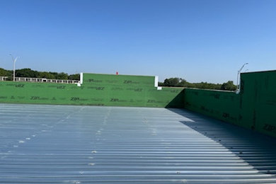 This is an example of a mid-sized traditional rooftop and rooftop deck in Dallas with metal railing.