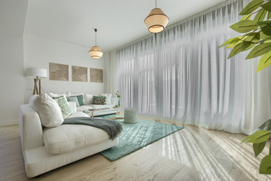 Ejemplo de salón abierto y blanco y madera nórdico de tamaño medio con paredes blancas, suelo de madera en tonos medios, suelo marrón y cortinas