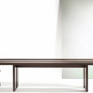 ニューアークの広いモダンスタイルのLDKの画像 (白い壁、コンクリートの床、暖炉なし、白い床)