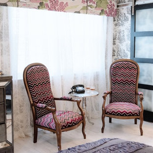 Ispirazione per una camera da letto etnica di medie dimensioni con pareti rosa, pavimento in legno verniciato e pavimento bianco