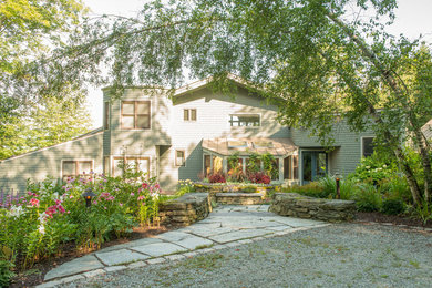 Inspiration for a contemporary landscaping in Burlington.