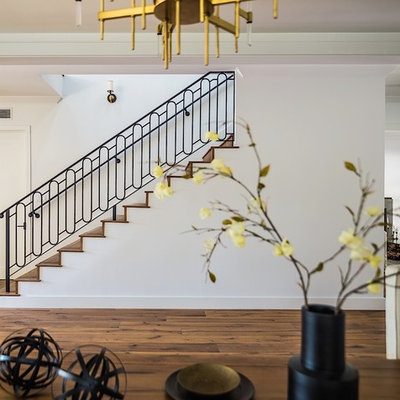 Example of a transitional home design design in Los Angeles