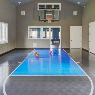 シカゴの巨大なモダンスタイルのおしゃれな室内コート (グレーの壁、青い床) の写真