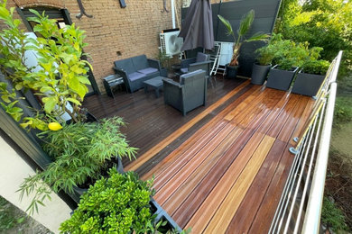 Idée de décoration pour une terrasse ethnique avec un garde-corps en métal.