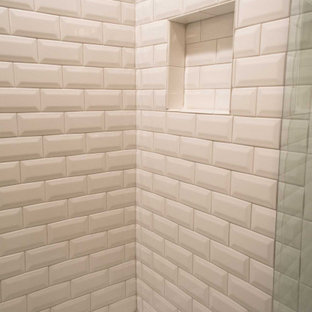 Foto di una stanza da bagno con doccia tradizionale di medie dimensioni con consolle stile comò, ante beige, vasca da incasso, vasca/doccia, WC monopezzo, piastrelle bianche, piastrelle diamantate, pareti beige, pavimento con piastrelle effetto legno, lavabo sottopiano, top in quarzo composito, porta doccia a battente e top multicolore