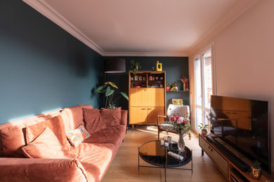 Diseño de salón abierto y blanco y madera moderno de tamaño medio sin chimenea con paredes verdes, suelo de madera clara, televisor independiente, suelo beige y papel pintado