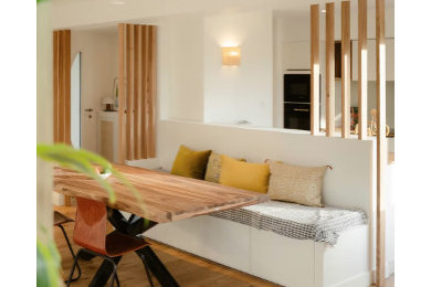 Idées déco pour une salle à manger ouverte sur le salon contemporaine de taille moyenne avec un mur beige, parquet clair et un sol marron.