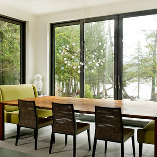 モントリオールのコンテンポラリースタイルのLDKの画像 (白い壁、コンクリートの床)