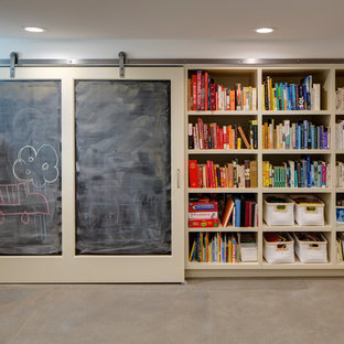 Ejemplo de sótano contemporáneo con paredes blancas, suelo de cemento y suelo gris