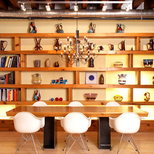 Идея дизайна: гостиная-столовая в стиле лофт с бежевыми стенами и светлым паркетным полом