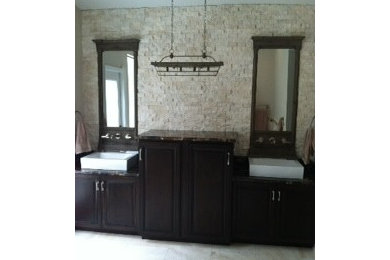 Bathroom - traditional bathroom idea in Orlando