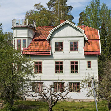 KLASSISK ARKITEKTUR I SEKELSKIFTESVILLA MED TORN