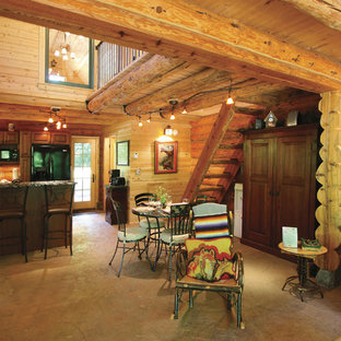 Immagine di una sala da pranzo aperta verso il soggiorno rustica di medie dimensioni con pareti beige e pavimento in cemento