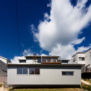 他の地域のコンテンポラリースタイルのおしゃれな家の外観 (グレーの外壁、戸建、緑化屋根) の写真