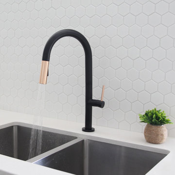 Single Handle Pull Down Sprayer Kitchen Faucet in Matte Black/Gold Finish
