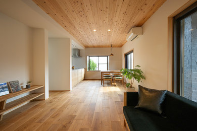 Пример оригинального дизайна: большая открытая гостиная комната в скандинавском стиле с белыми стенами, паркетным полом среднего тона, отдельно стоящим телевизором, коричневым полом, деревянным потолком и обоями на стенах без камина
